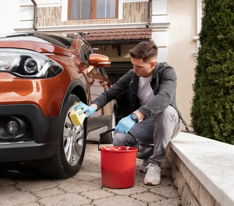 Lavage auto à domicile Neuvecelle : professionnel intervenant sur un véhicule